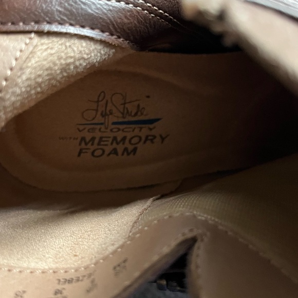 Size 8. Tan/brown booties with zipper - Picture 2 of 4